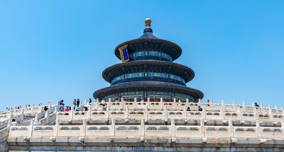 USITIS's tweet photo. 北京天坛是明清皇帝祭天祈谷的圣地。祈年殿蓝瓦金顶、巍峨壮丽，古柏环绕，庄严肃穆，彰显天人合一的哲学与古代建筑艺术巅峰。我在这里兼职当解说 https://t.co/xapWtCHMaF