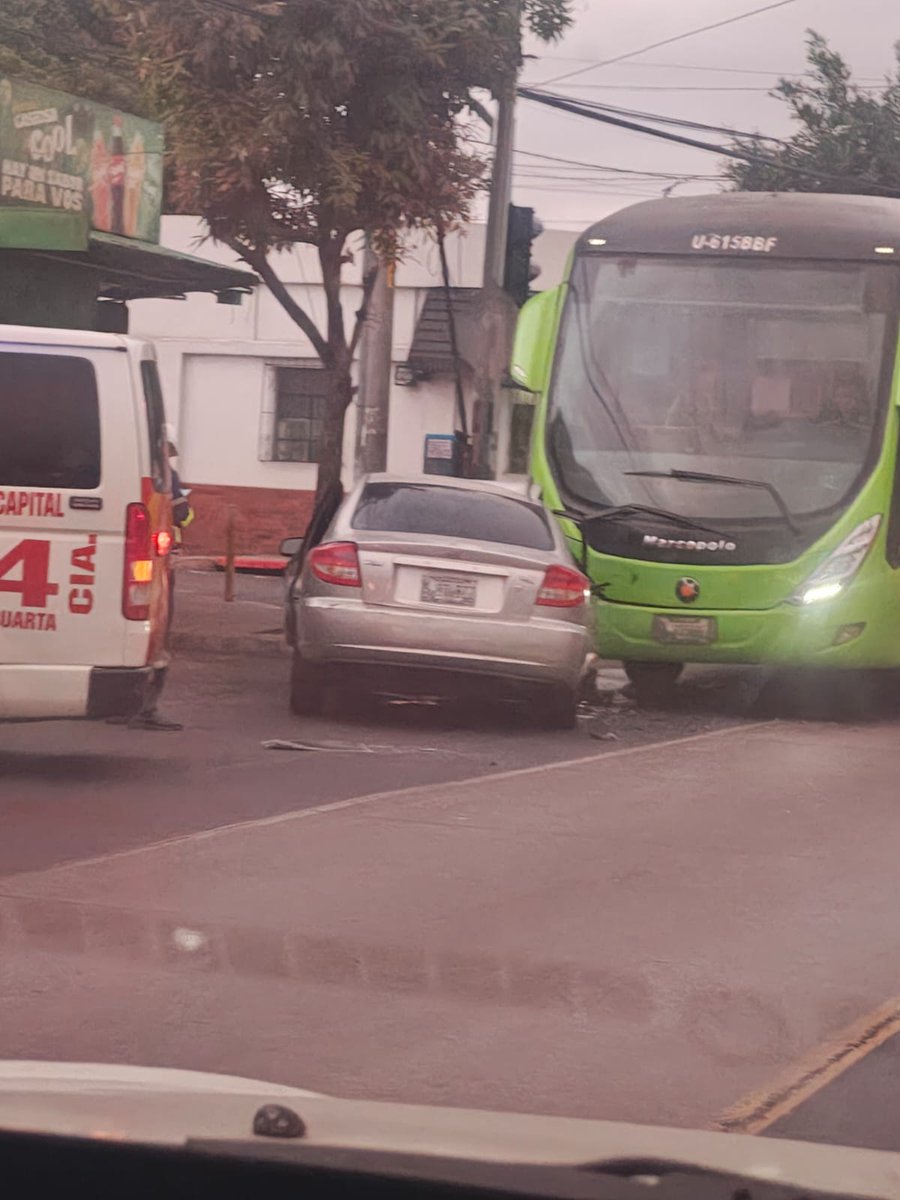 AlarmaTransito's tweet photo. 🚨 Cambio de circulación y accidente en sector La Parroquia, zona 6.

🟡 PRECAUCIÓN:

Sector La Parroquia, zona 6, hacia Matamoros: reportan cambio en la circulación del semáforo; ya no estaría habilitado el giro a la izquierda y ahora se debe bordear el sector para continuar. https://t.co/ahByQQbaxP