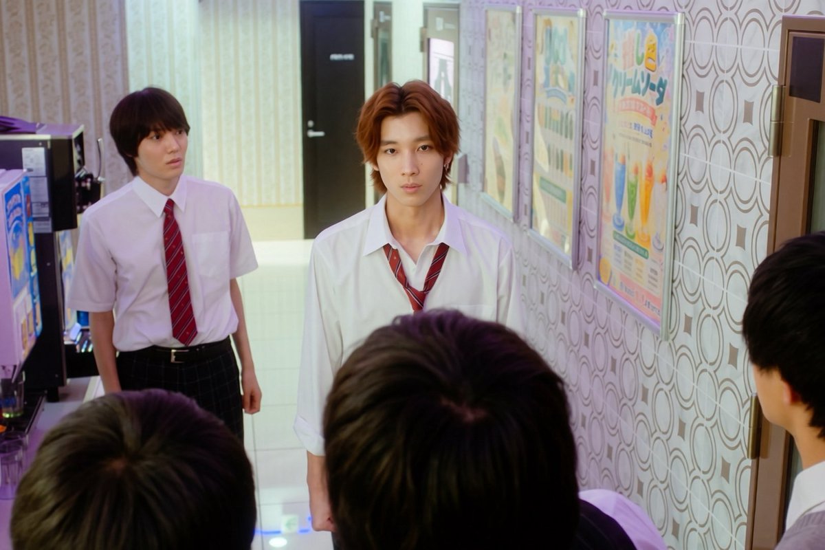 gatinazul's tweet photo. a cara de puto do Serizawa, certeza que esses extras estavam zoando o Suzuki e ele chegou pra defender https://t.co/N6o3D1doqn
