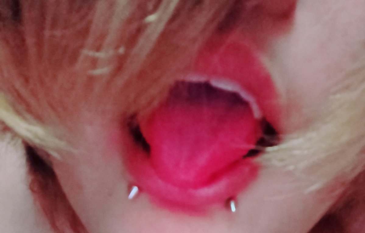 PizzaRat0316's tweet photo. ちょっと尖った八重歯が好きって言ってくれるキミが好き〜。僕のピアス良いでしょ似合ってるでしょ。 https://t.co/g8TvWJooEK