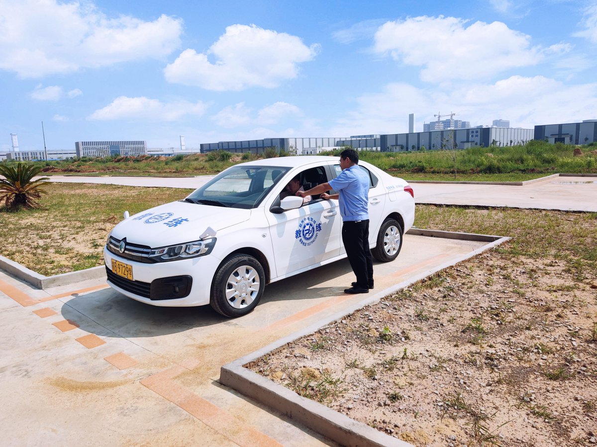 Mohamed79574536's tweet photo. 1st driving test done! Nailed parallel parking like a pro—only got one point for forgetting to signal when pulling over. So relieved to check this big adulting task off my list! https://t.co/K9HvM9eOhV