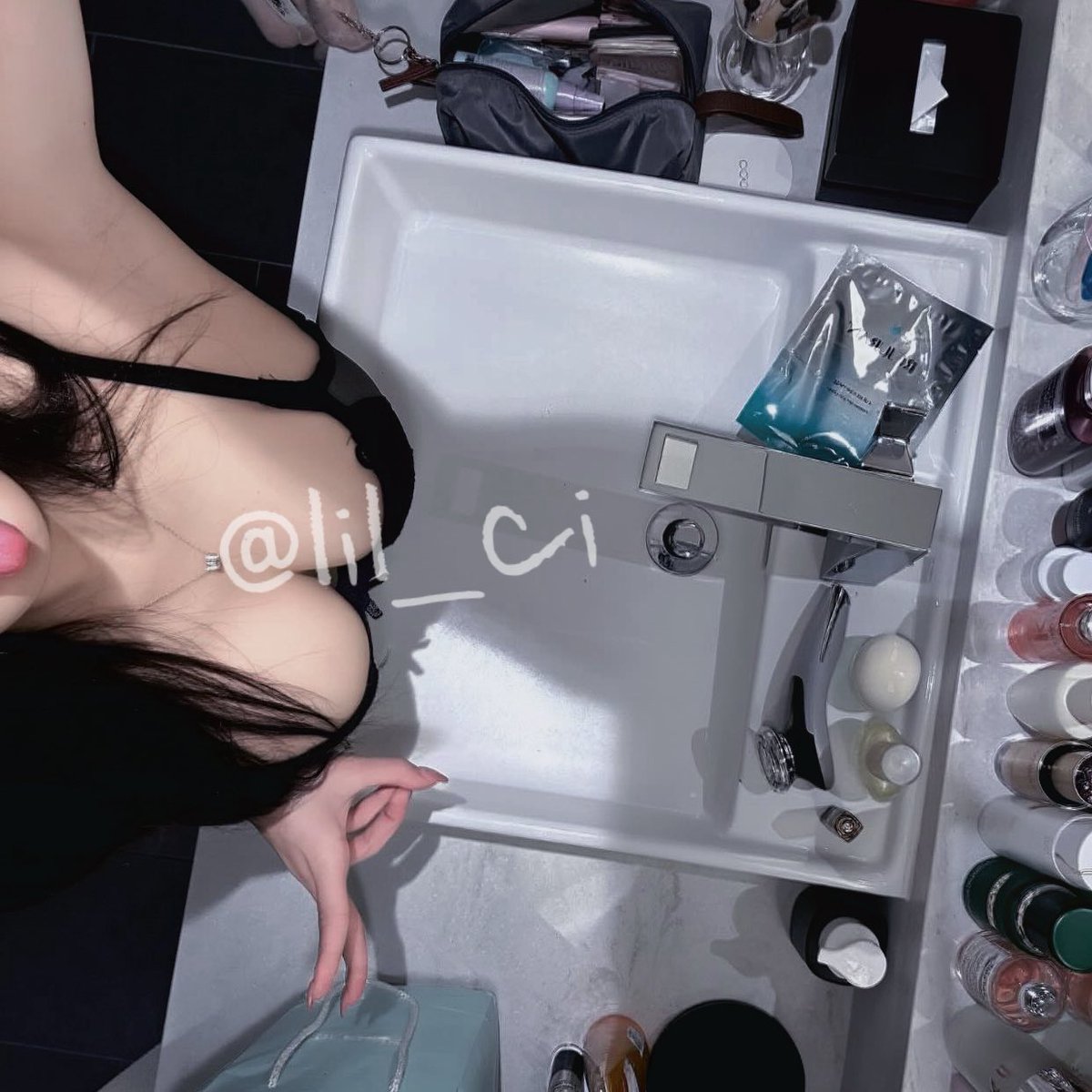lil_ci's tweet photo. 洗澡哦。
#反差 #ootd https://t.co/0AEYJhuQZG