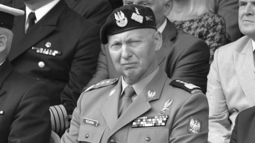 DanielDraganPL's tweet photo. @donaldtusk Mieliśmy wielu generałów. Niektórzy nosili kule prezesowi, a inni trzymali parasolkę na Misiewiczem. PiS wolał tresowanych żołnierzy, a nieugiętych dowódców formatu Różańskiego łamał. Tym bardziej cześć jego pamięci. Wyrazy współczucia rodzinie 🖤 https://t.co/hMQbyWY1Rf