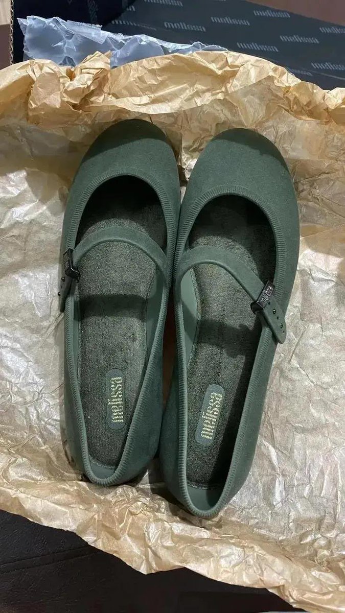 gaeulilie's tweet photo. PAYDAY SALE EMANG PALING BIKIN KALAP 😭 akhirnya bisa dapetin Melissa dengan harga segini, auto ngerasa menang banyak 🥹🤍 https://t.co/eyoG6TywnP
