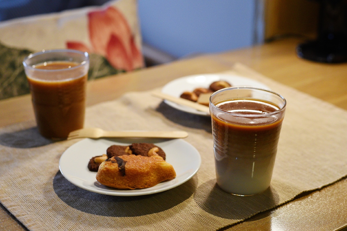 ColonOcasio's tweet photo. Perfect morning start: warm oat latte + homemade blueberry muffin, cozy bites to fuel my day https://t.co/YIkt2xaedc