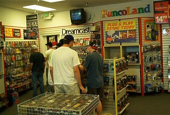 VideoGameHstry's tweet photo. Walking through video game stores in the 2000s https://t.co/fupw8rR8iV