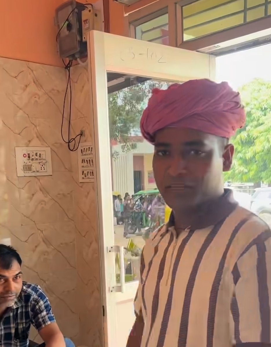 Prajapat204's tweet photo. चर्चित इंफ्लूएंसर "शेषनाथ यादव" वाराणसी सिटी पर उतरे, उन्हें जोर से पेशाब लग गई।

सुलभ शौचालय में करने पेशाब करने गए तो वहां बैठे चाचा ने ₹5 मांग लिए 

जबकि रेट लिस्ट पर पेशाब करने का शुल्क केवल ₹2 लिखा हुआ था।

अगर रेट लिस्ट पुराना है तो उसे अपडेट क्यों नहीं किया जा रहा है?

अगर ऐसा नहीं है तो फिर यह धांधली है और यह सुलभ शौचालय वाले ऐसा ही करते हैं, मनमानी वसूली करते हैं और कोई विरोध करता है 

तो अन्य लोग ही यह कहकर मन बढ़ा देते हैं कि अरे 5-10 रुपए के लिए लड़ाई नहीं करनी चाहिए।