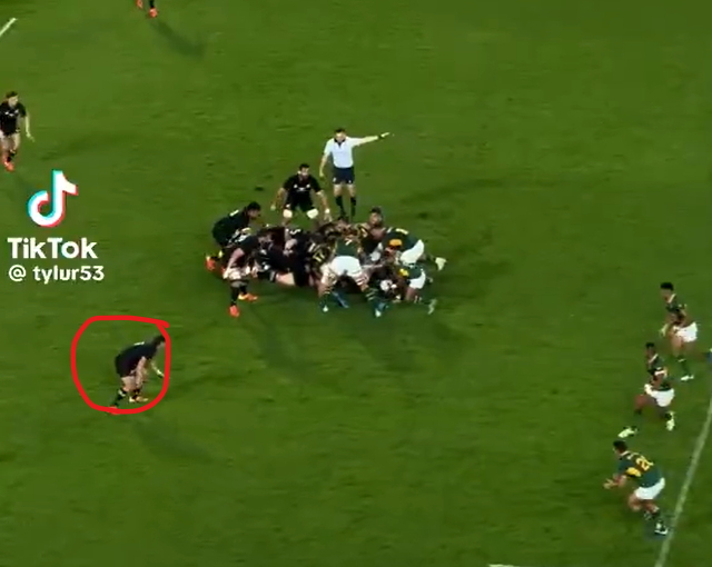 le_roux15's tweet photo. @RuggaRugby When the defending 9 just wonders off the scrum to kill the attack, should be seen as professional fouls and YC. https://t.co/p1sT1WXU1e
