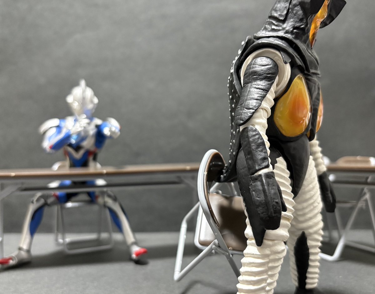 rahmen0403's tweet photo. ゼットン片付けようとしたら、尻尾にパイプ椅子引っかかっちゃったのが可愛かったので https://t.co/qeddOgWsqg