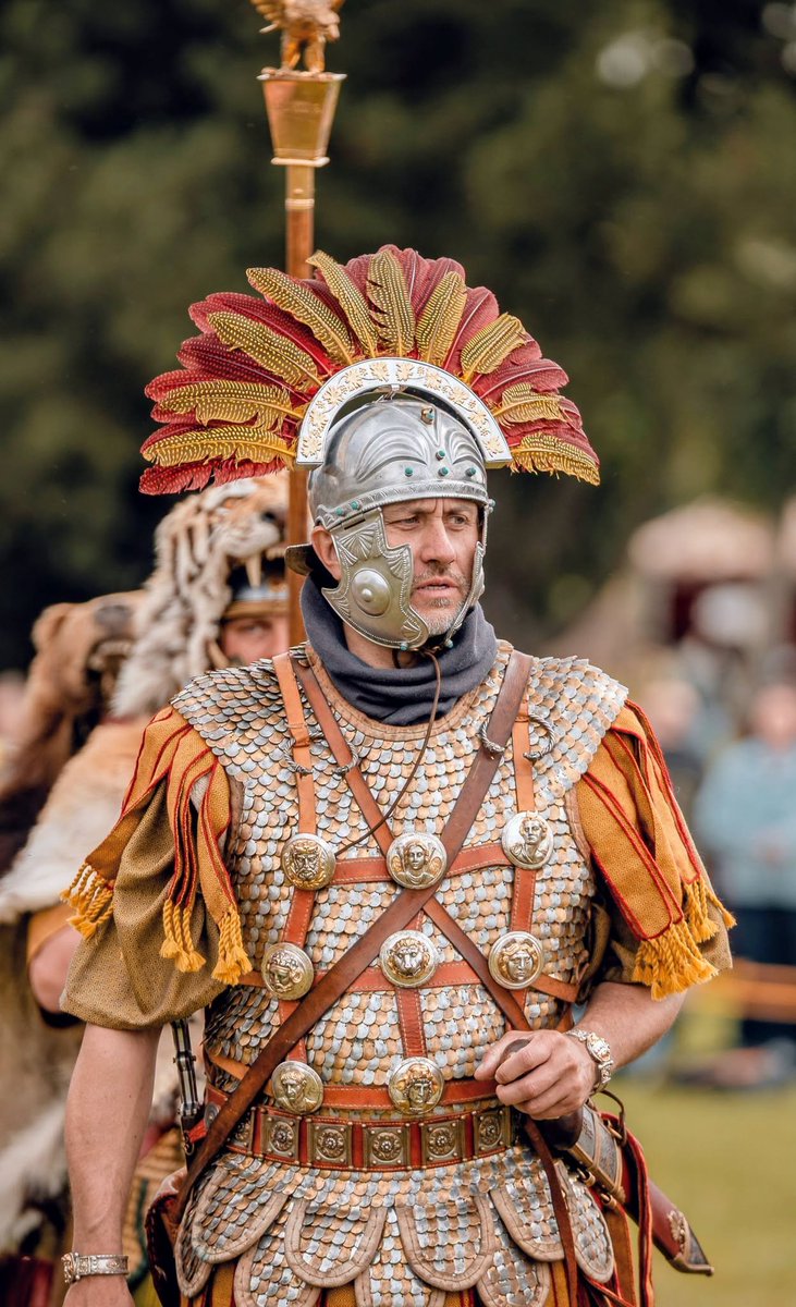 CatImperator's tweet photo. Do you remember Cezary Wyszynski from Legio XXI Rapax, a man instrumental for historical accuracy (at least regarding armor and equipment) in "The Barbarians" show

Well, here you can see him sporting a new panoply, including the principate era Gallic helmet, providing greater facial protection.