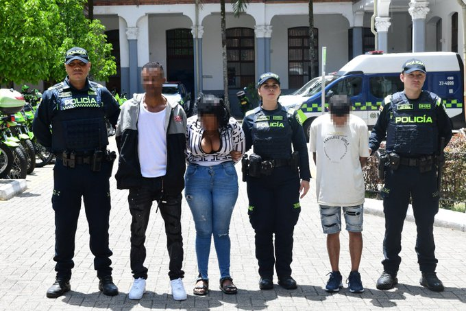 Teleantioquia's tweet photo. 🚨 Tres personas fueron capturadas en Medellín tras una agresión con arma blanca que posteriormente causó la muerte de una persona. El seguimiento en tiempo real de las cámaras de seguridad, en coordinación con la Policía, permitió ubicar a los presuntos involucrados.

Durante el procedimiento también fue inmovilizada una motocicleta relacionada con los hechos. Los tres capturados quedaron a disposición de la Fiscalía para el proceso correspondiente.