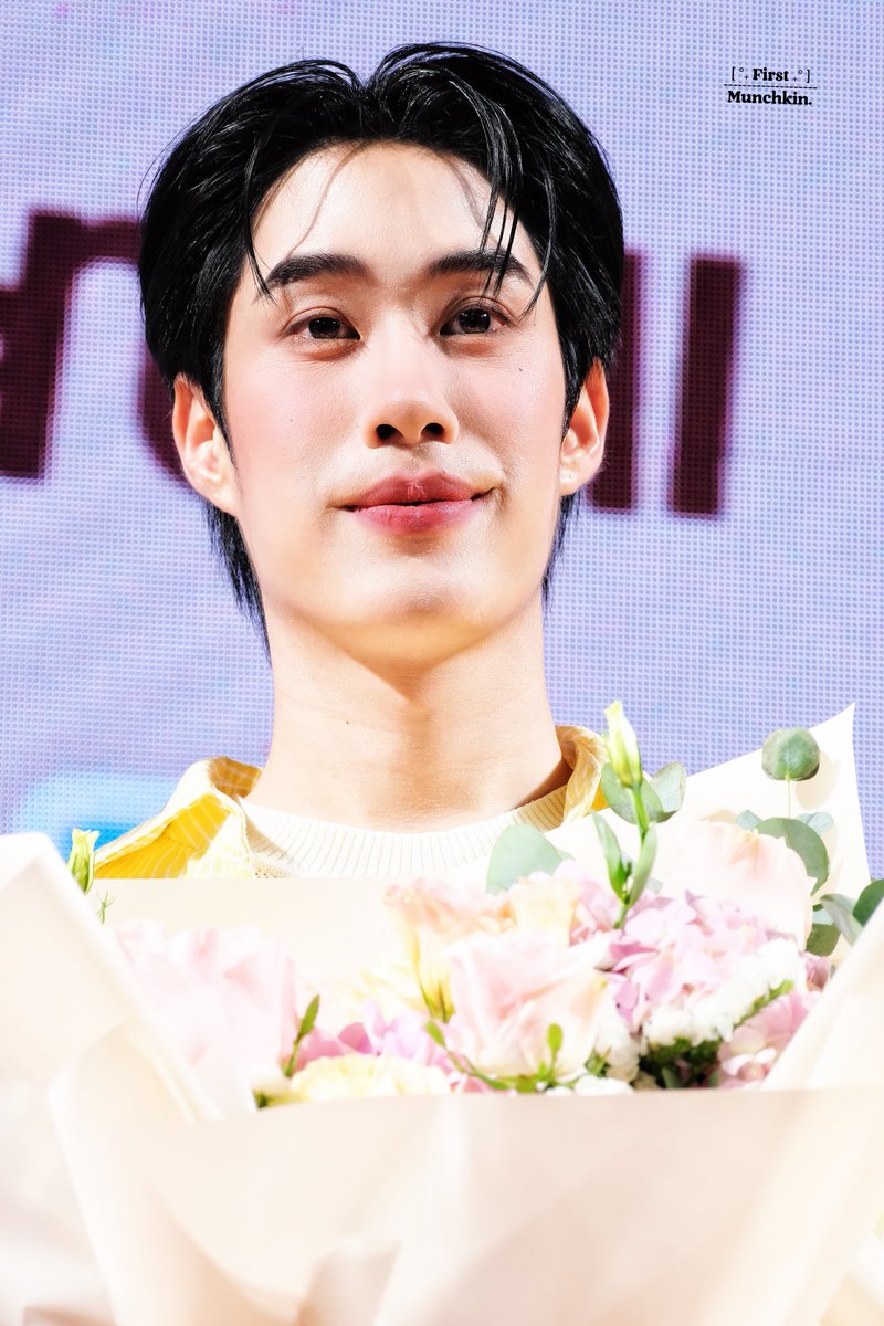 1stmunchk's tweet photo. 📸 : 𝟮𝟰•𝟬𝟴•𝟮𝟲 | 𝐒𝗶𝗮𝗺 𝐂𝗲𝗻𝘁𝗲𝗿
🐰: #TLE_mtm

• สุดหล่อออออ มาหาพี่! 😍😍

TLE FIRSTONE SANDELL SIAM CENTER
☘︎ #TleFirstonexSandellSiamCenter
☘︎ #1stMunchkSnap https://t.co/937QUSbKvC