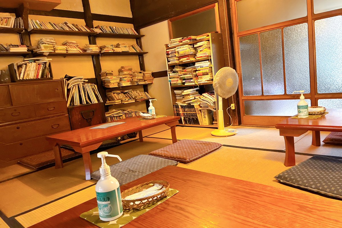 degitalkingyo's tweet photo. 湯浅/和歌山「北町茶屋いっぷく」

醤油発祥の地、湯浅で見つけた古民家カフェ。街並みに溶け込む趣のある外観、畳の座敷やずらりと並ぶ本棚、アンティークなタンスが本当にノスタルジックで、湯浅散策の休憩にぴったりなスイーツやドリンクも揃ってて居心地抜群だった！ https://t.co/vi2OqKYXAY