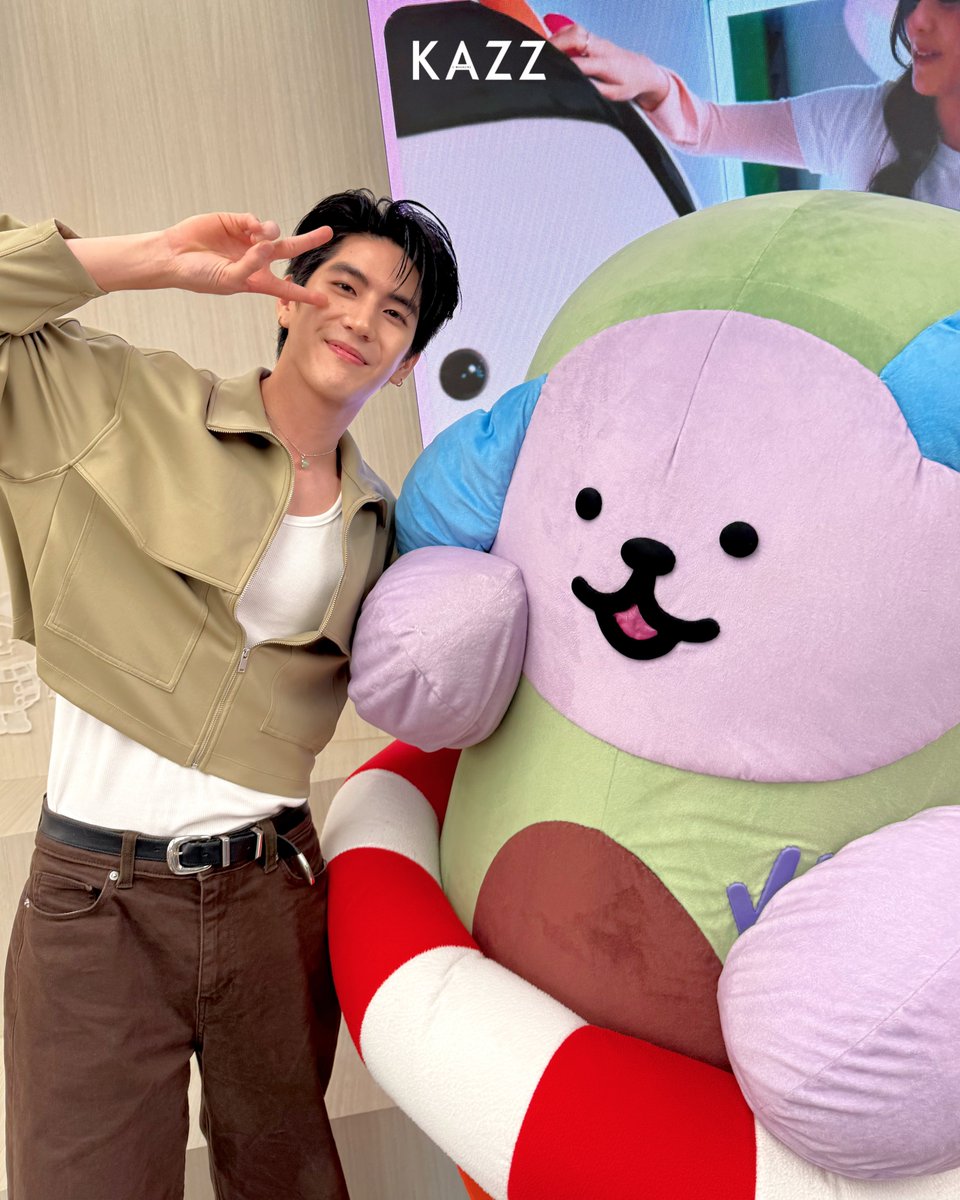 Kazzmagazine's tweet photo. เชี่ยนขอกอดหน่อยค้าบบบ~ เก็บภาพ “ซี ทวินันท์” พร้อม AVOCEAN ในงานเปิดบ้านอย่างเป็นทางการ “GEMM HOUSE” @ 2nd Floor, GMM Grammy Place 🏠🥤

#sea_tawinan #AVOCEAN
#GEMMHOUSE 
#GEMMHOUSEopenhouse
#KAZZMAGAZINE https://t.co/CK5VeFCbjd