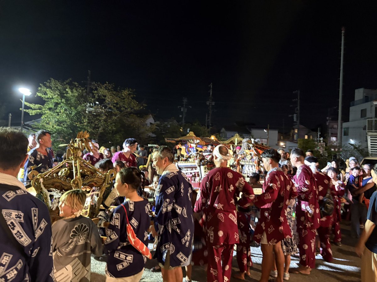 katasesuwa's tweet photo. 昨日から始まった例大祭　今日は仮宮前で子供神輿が行われ
子供達の元気な声が響き渡りました。

#片瀬諏訪神社 #藤沢市 #子供神輿 #夏詣 #神社 https://t.co/Qt1D4qepIl