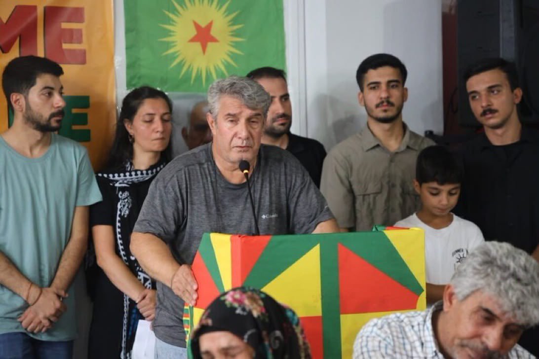 specialist1998's tweet photo. Gazilere basın açıklaması Hakkı verilmezken, bu tescilli terörist nasıl masa masa dolaşıp terör örgütü propagandası yapabiliyor? https://t.co/GOIMMCbMlv