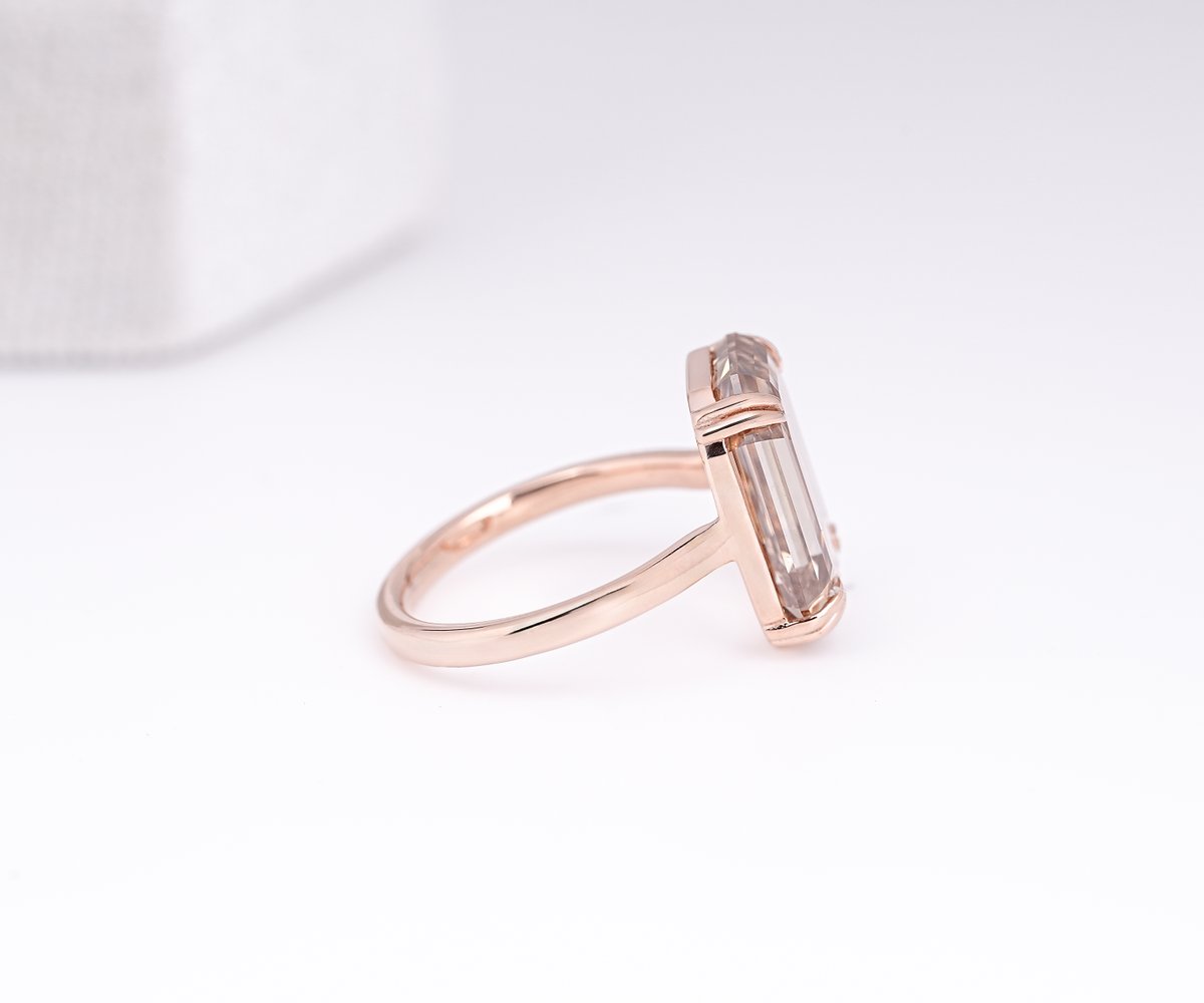 omgemsus's tweet photo. That timeless emerald-cut silhouette. That soft rose-gold radiance.✨ Those beautifully sculpted corner details.  For those who know that elegance is always in the details.   #luxuryjewelry #emeraldcut #rosegoldjewelry #finejewelry #statementring #diamondrings #engagementring https://t.co/AX9ywQhF2M