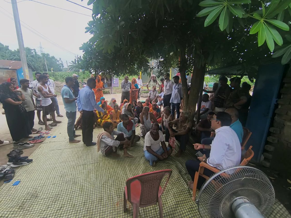 RaySltc38138's tweet photo. नगर निगम कटिहार में वार्डवार लाभुकों के साथ व्यक्तिगत बैठक कर नगर आयुक्त महोदय द्वारा वैसे लाभुक जिन्हें द्वितीय किस्त मिल चुका है किन्तु अभी तक छत ढ़लाई का कार्य प्रारंभ नहीं किया है उन्हें यथाशीघ्र कार्य प्रारंभ करने लिए अनुरोध एवं प्रेरित किया।
#HousingForAll #PMAYUrban https://t.co/SjFL162jRc