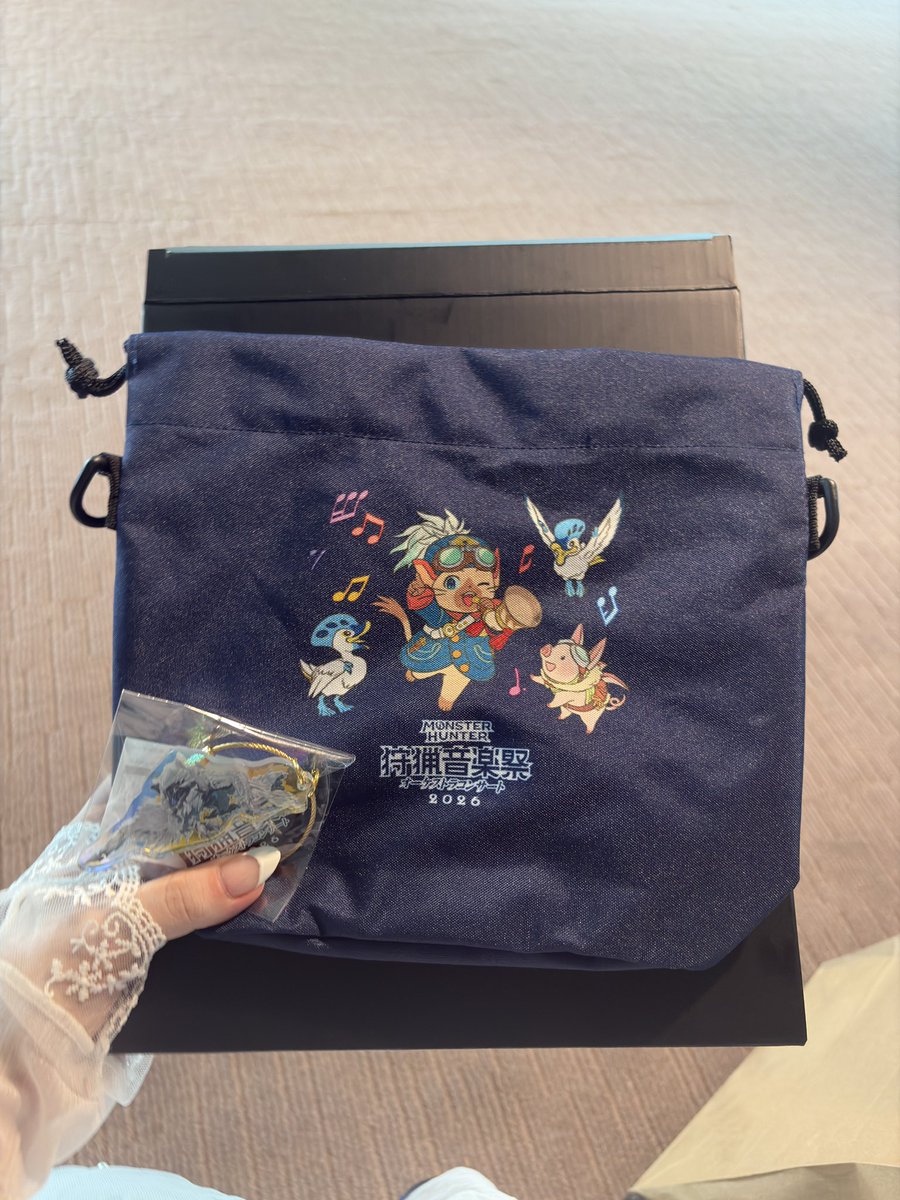 __MW00__'s tweet photo. 今回もアルシュベルドさんの痛バと刺繍トートバッグにて参戦🎶
フォトブースで撮影をさせていただいたら、後ろのお姉さんたちが諸々と仰ってくださり撮影もしてくださった！（スタッフさんが不在だったため）　お優しくて涙🥲💖　感謝❣️
ハンターシートの特典はショルダーバッグ！　ネイビーだった💙 https://t.co/urQ4cccAT6
