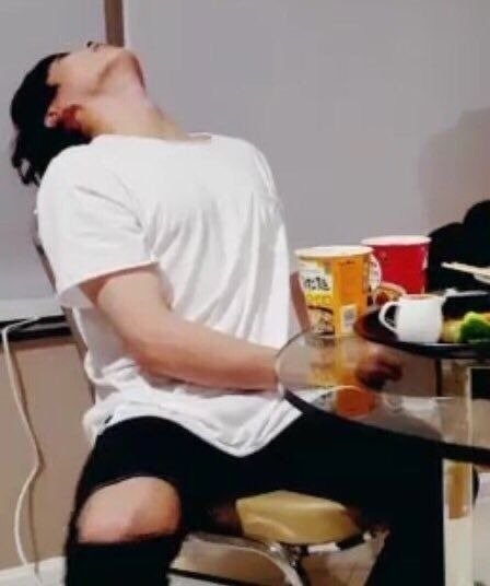 saranghoeywo's tweet photo. why does him sitting like this make me wanna sit on his lap so bad https://t.co/DlRNoL1eBO