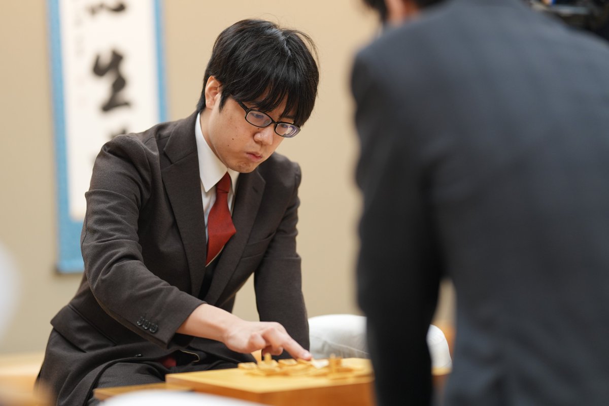 asahi_shogi's tweet photo. 北〕竜王戦挑戦者決定三番勝負第３局。服部慎一郎七段が柵木幹太五段との激戦を制し、２勝１敗で��の竜王挑戦を決めました。黒星スタートからの逆転で今期棋聖戦に続く２度目のタイトル挑戦です。藤井聡太竜王との七番勝負は10月９日開幕。快進撃の柵木五段はあと１勝届きませんでした。 https://t.co/4JDSAOe54s