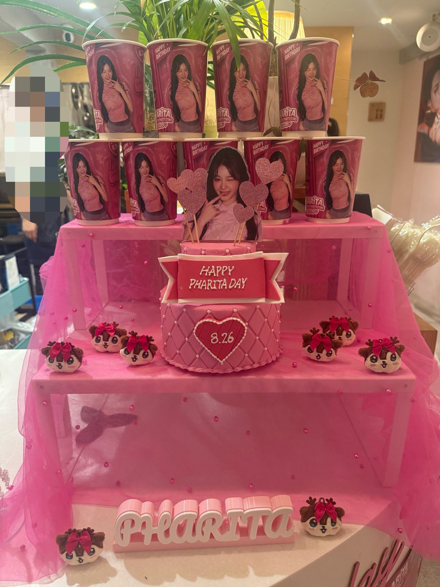 skz_tks_0106's tweet photo. 一足先にパリタのセンイルカフェ行ってきた🎂
可愛いが詰まった幸せ空間でパリタペンは絶対行くべき🙂‍↕️🙂‍↕️🙂‍↕️

@Pharitabarthday 
@seseriri1106 
お邪魔しましたm(*_ _)m

#PHARITA #BABYMONSTER #パリタ #パリタセンイルカフェ https://t.co/tvEaTFZOE9