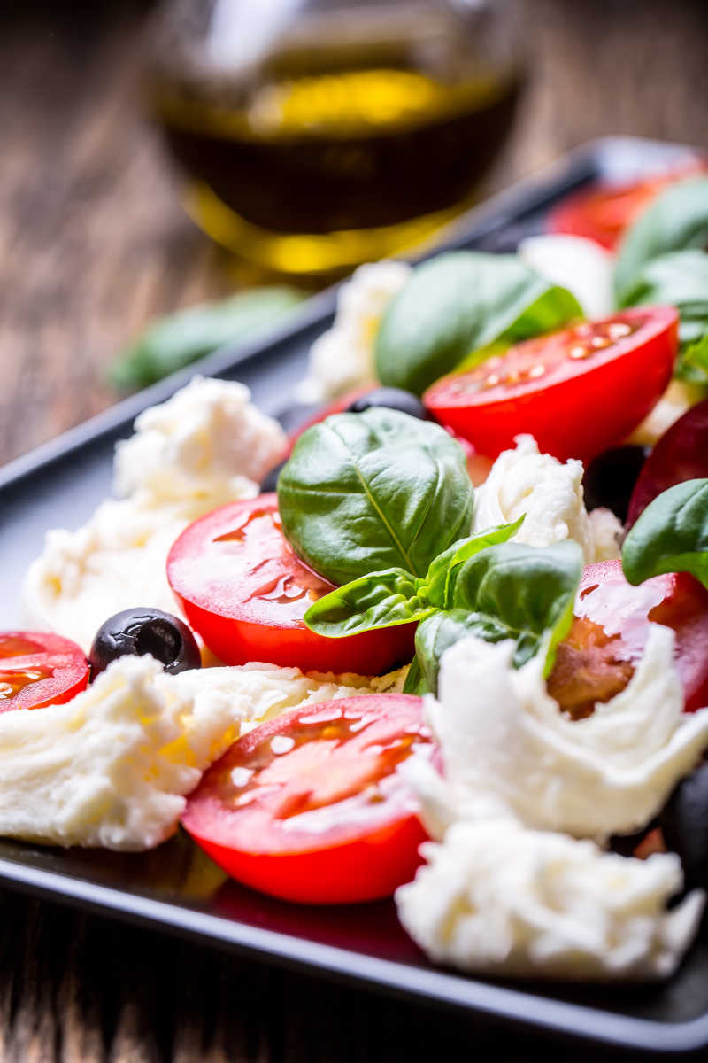 passion7755's tweet photo. Just grabbed fresh organic cherry tomatoes, basil, and mozzarella for tonight’s caprese salad—super fresh ingredients make every bite pop! https://t.co/5aKNA1mju6