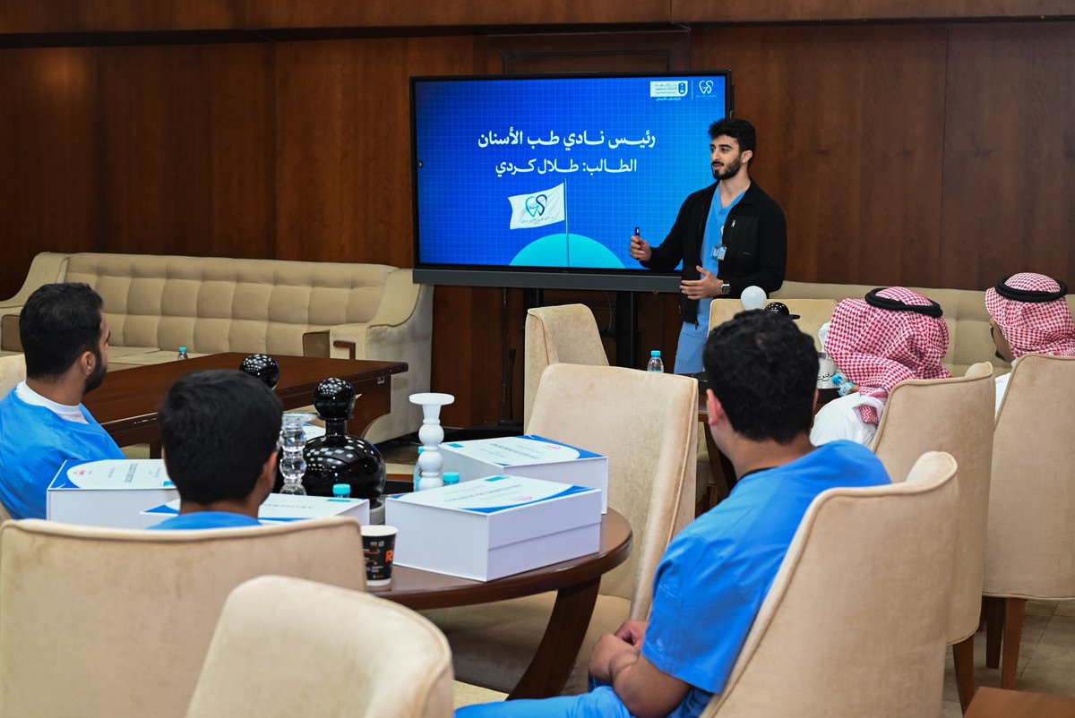 ksudental's tweet photo. ثم تحدث للطلاب زميلهم /محمد المهنا من طلاب السنة الثانية عن تجربته في السنة الأولى وقدم بعض النصائح الأكاديمية المساعدة لهم في سنتهم الأولى ��ن البرنامج.
وتلى ذلك شرح عن أقسام الكلية ومقرراتها قام بتقديمه طبيب الامتياز د. خالد الشريف. وانتهى العرض بتقديم نبذة عن الأنشطة الطلابية ونادي طب الأسنان وأهدافها قام بها رئيس نادي طب الأسنان الطالب /طلال كردي.
وبعد العرض تم عمل جولة تعريفية للطلاب المستجدين على جميع مرافق الكلية والمعامل والقاعات الدراسية مع زملائهم الطلاب المتطوعين من المراحل المتقدمة.
