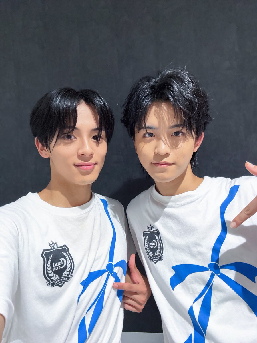 cloudten_member's tweet photo. 渡邊絢斗(わたなべあやと)です！！
最近いろんなチームに助っ人として入ってます！！📣✨今日は🧡チームに新しいポジションとしてアンコール三曲入りました！メンバーもWindsの皆さんも温かく迎えてくださってとても嬉しかったです‼️
これからもたくさんガラスの靴として出演するのでWindsの皆さん温かく迎えてください！！笑笑
また明日は🩵チームの公演があるのでWindsのみんな青のペンライト🟦を振って待っててください！✨
絶対楽しませます！！☺️
また明日ね👋 🤩

#Cloudten #渡邊絢斗
