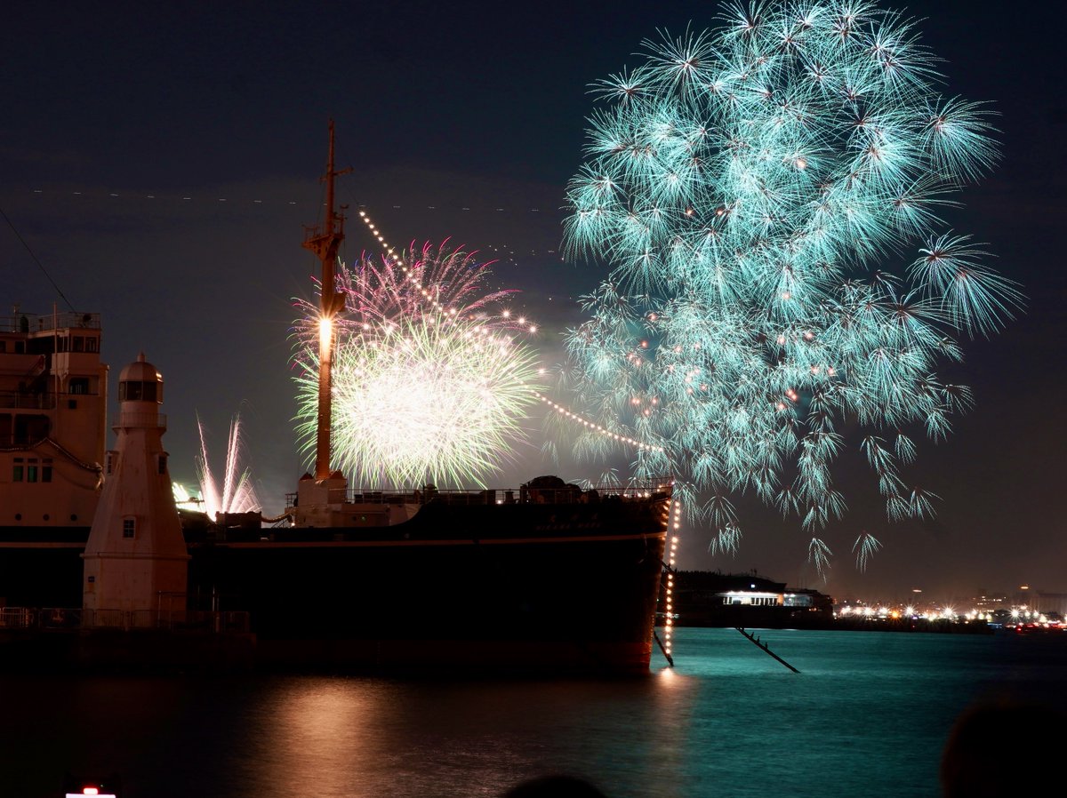 YokohamaViews's tweet photo. 横浜の花火はやっぱり氷川丸と見たくなる。(大さん橋の有料チケット売切れで取れなかったとも言う….) みなとみらいフェスティバル、45分間で約18,000発が上がりました。山下ふ頭で見ることができました。最高でした。ありがとうございました。
#yokohama https://t.co/oFrRsOPuZW
