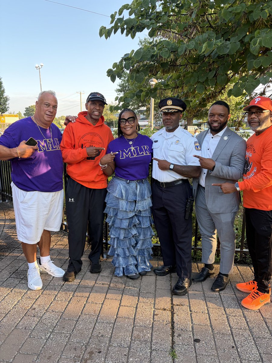 PPDInspJThomas's tweet photo. First day back for Philadelphia public schools! Great to welcome students at my alma mater, Martin Luther King HS, Class of 1999. A full-circle moment serving as Northwest Police Division Inspector. Wishing our students and staff a safe and successful school year! #BackToSchool https://t.co/Lzer46KRqQ
