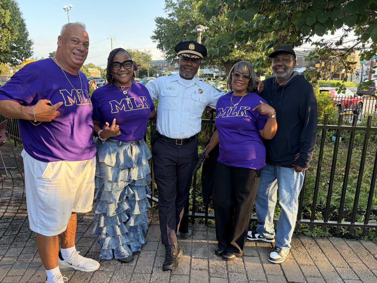 PPDInspJThomas's tweet photo. First day back for Philadelphia public schools! Great to welcome students at my alma mater, Martin Luther King HS, Class of 1999. A full-circle moment serving as Northwest Police Division Inspector. Wishing our students and staff a safe and successful school year! #BackToSchool https://t.co/Lzer46KRqQ