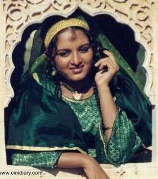 its__muzz's tweet photo. A beautiful padam. ambitious production design and art work, GOAT MT Vasudevan Nair writing, Venu direction and Manju Warrier? She looked straight out of an Arabian dream ✨

Peak peak padam

Daya  —(1998) https://t.co/aLFLkopToS