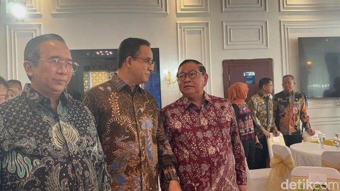 LambeSahamjja's tweet photo. pramono ajak anies nonton persija bareng di jis:
- pramono bilang legacy anies soal jis 
- sekarang bener-bener bisa dinikmati
- pramono bilang masalah rumput jis udah kelar
- dari yang tadinya 2 bulan jadi cuma seminggu
- beberapa konser yang dulu gak diizinin di jis sekarang bakal diizinin lagi sebagai uji coba
- akses ke jis sekarang udah terintegrasi sama ancol, bisa parkir di sana buat 5000 mobil
krl juga udah berhenti tepat di bawah kawasan jis
- dia juga mau lanjutin proyek belum kelar 
- dari era sebelumnya kayak rs sumber waras