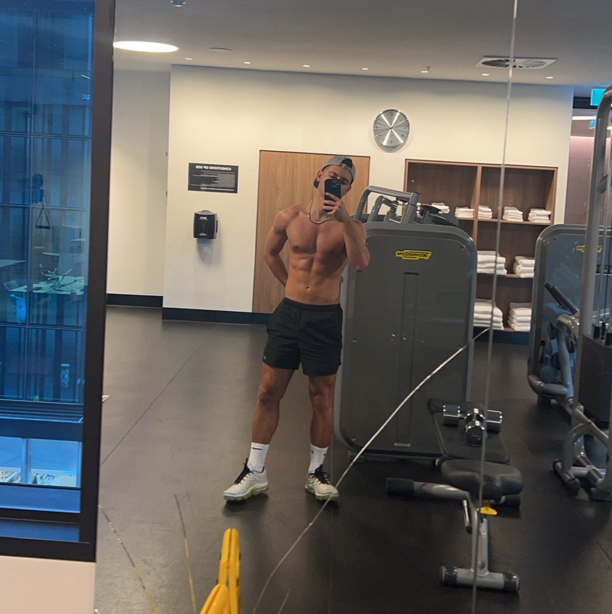 ZAC__MOORE's tweet photo. Not just the mirror cracked 🫢 https://t.co/cZ3sdZ1QnG