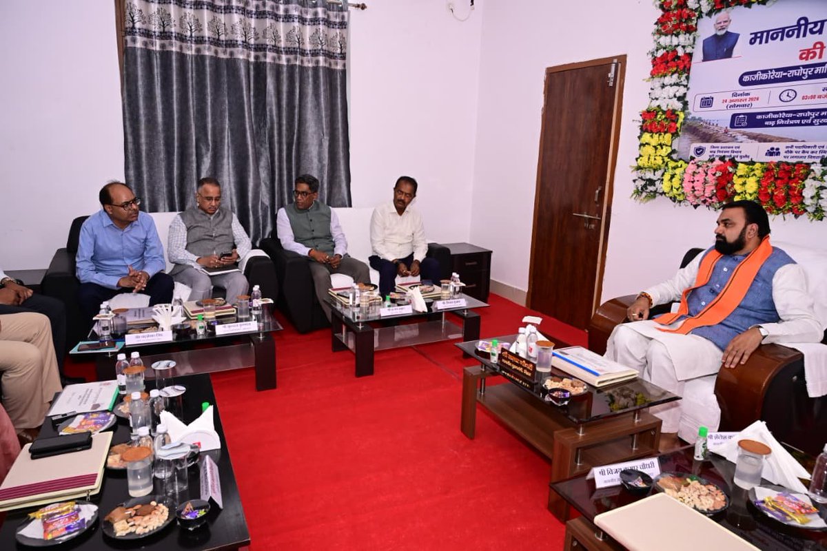 samrat4bjp's tweet photo. आज विभिन्न बाढ़ प्रभावित क्षेत्रों का जायजा लेने के दौरान वरिष्ठ प्रशासनिक पदाधिकारियों के साथ काजीकोरिया–राघोपुर मार्जिनल बांध सम���त अन्य बांधों के कटाव की स्थिति को लेकर समीक्षात्मक बैठक की।

बांध की सुरक्षा, कटाव की रोकथाम तथा राहत एवं बचाव कार्यों को लेकर विस्तृत चर्चा की गई। प्रभावित क्षेत्रों में आवश्यक कदम उठाने और समस्याओं के त्वरित समाधान के लिए अधिकारियों को दिशा-निर्देश दिए गए। बाढ़ प्रभावित लोगों की सुरक्षा एवं उन्हें हर संभव सहायता उपलब्ध कराना हमारी सर्वोच्च प्राथमिकता है।
