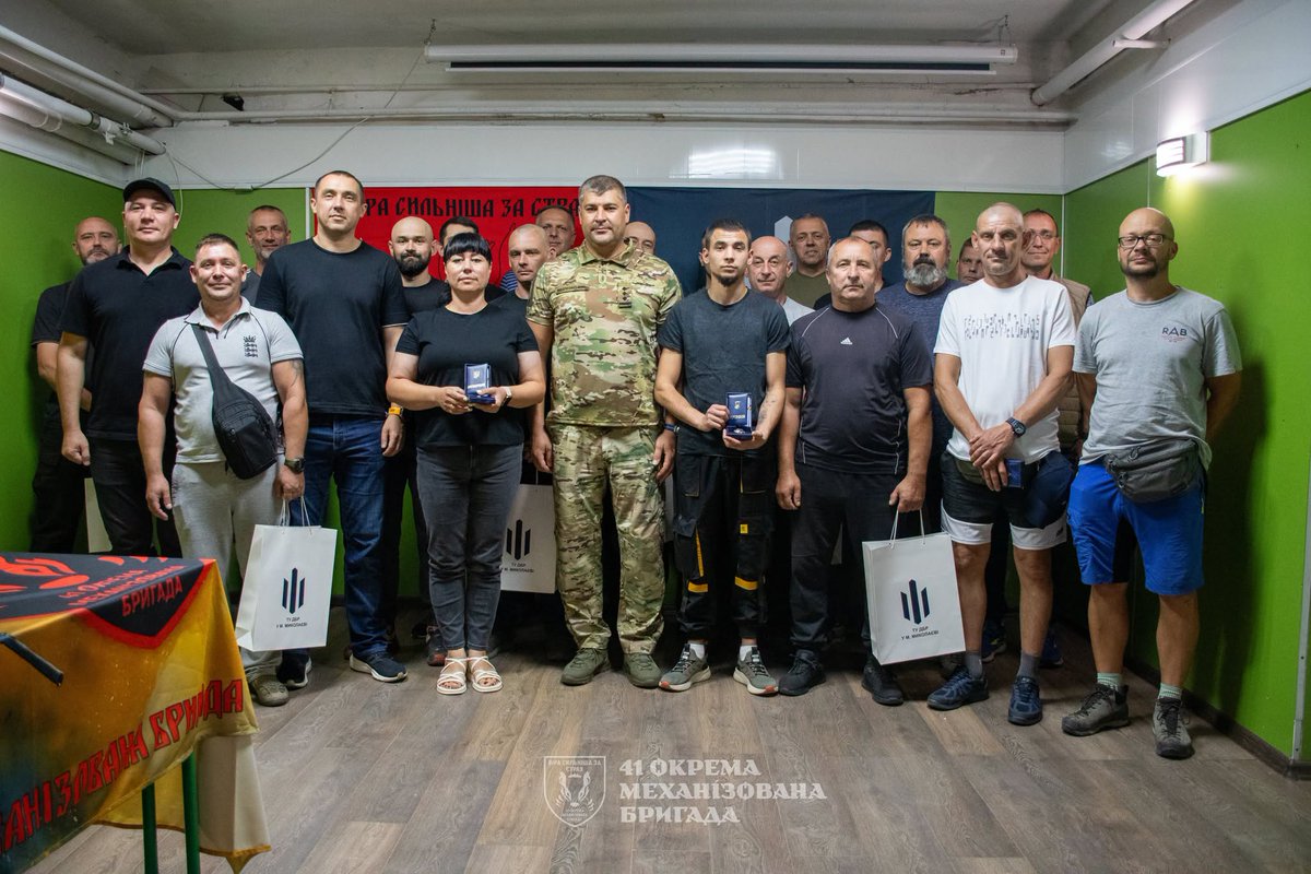 41mechbr's tweet photo. ‼Deputy Director of the State Bureau of Investigation Oleksandr Sokolov and Head of the Territorial Department of the State Bureau of Investigation in the city of Mykolaiv Oleksandr Kozlenko congratulated the servicemen of the 41st separate mechanized brigade. https://t.co/R7R38XNtEN
