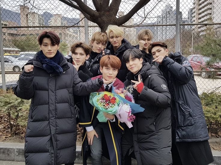 jhs_rev's tweet photo. they love their maknae so much :(( https://t.co/liywzA1HP7