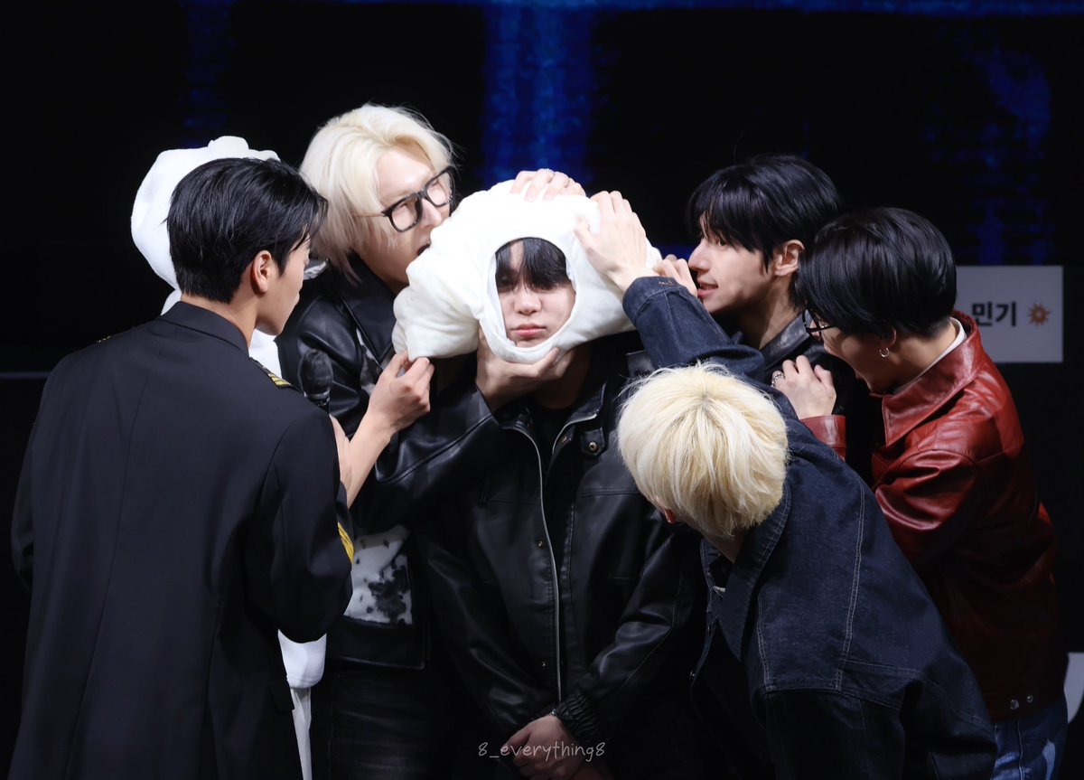 jhs_rev's tweet photo. they love their maknae so much :(( https://t.co/liywzA1HP7