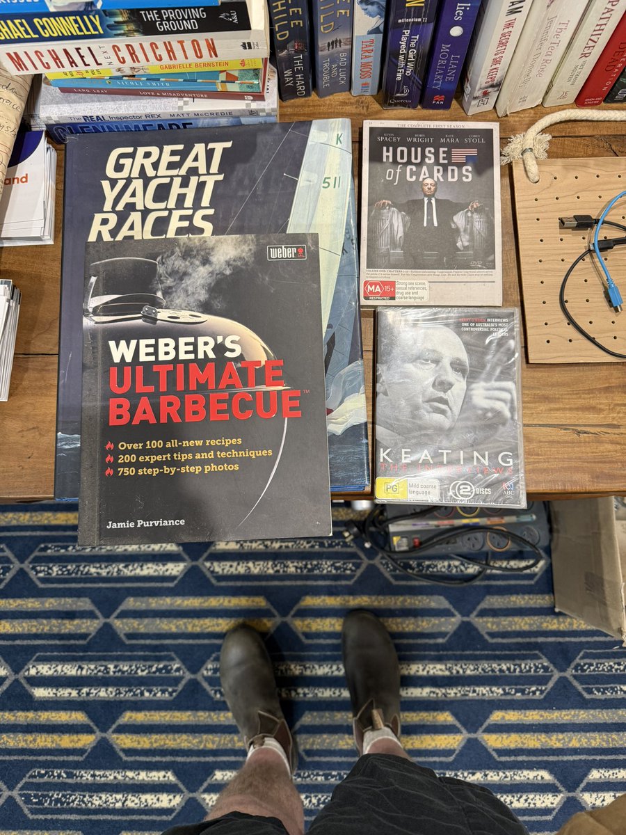 moltetriste's tweet photo. #haul at my apt buildings #crap giveaway table https://t.co/j9r5iKzIRu