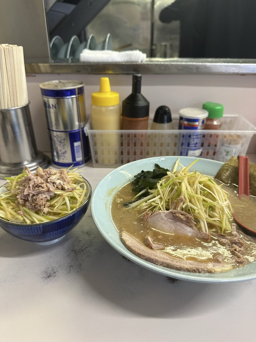 0430Ouka's tweet photo. 朝から開店前並んでデブ活🍏
ネギにねぎ🍏
#ラーショ　#朝ラー https://t.co/nqvX4MERFI