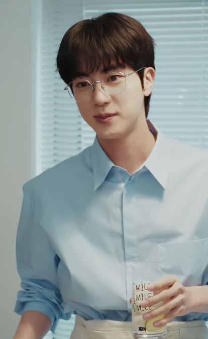 Kkorepo's tweet photo. 「#BTS」#Jin、爽やかで愛らしい笑顔…メガネが良く似合う（動画あり） 
#ジン　
🔗https://t.co/iZetxiy0j2 https://t.co/v4qxYUAJqP