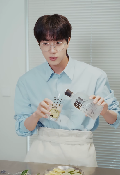 Kkorepo's tweet photo. 「#BTS」#Jin、爽やかで愛らしい笑顔…メガネが良く似合う（動画あり） 
#ジン　
🔗https://t.co/iZetxiy0j2 https://t.co/v4qxYUAJqP