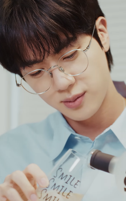 Kkorepo's tweet photo. 「#BTS」#Jin、爽やかで愛らしい笑顔…メガネが良く似合う（動画あり） 
#ジン　
🔗https://t.co/iZetxiy0j2 https://t.co/v4qxYUAJqP