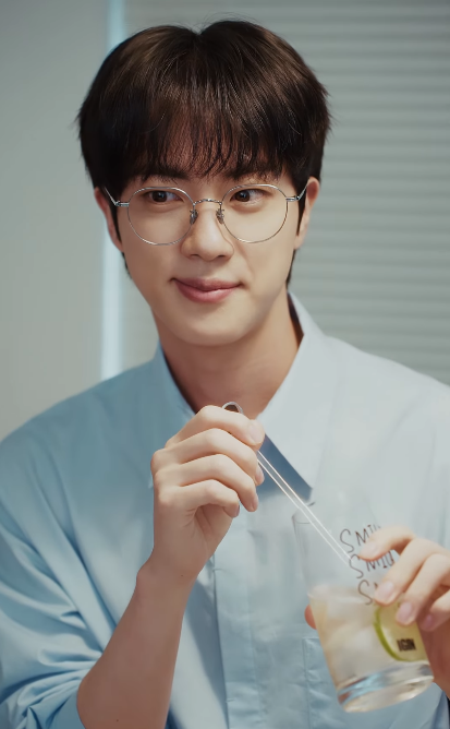 Kkorepo's tweet photo. 「#BTS」#Jin、爽やかで愛らしい笑顔…メガネが良く似合う（動画あり） 
#ジン　
🔗https://t.co/iZetxiy0j2 https://t.co/v4qxYUAJqP