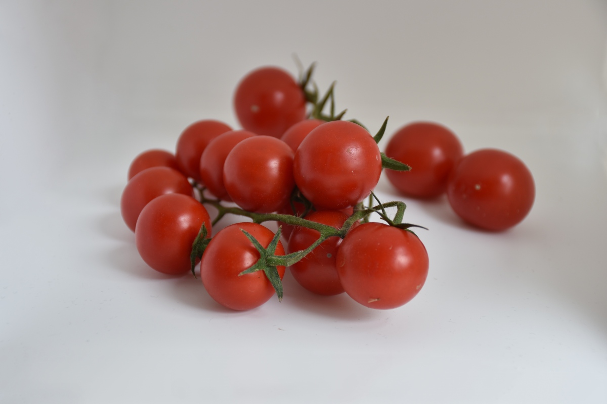 YaheaYuossef's tweet photo. This sun-ripened cherry tomato has the juiciest, sweetest flesh we’ve tested all month—perfect for salads or snacking!  #FreshProduceFinds， https://t.co/myMEiGta3Y