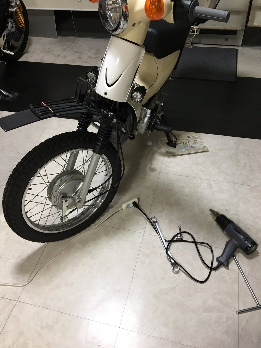FusionNonsense's tweet photo. 5mmカイダック切り出してフロントフェンダー作ってる
最後のノーズをどれくらい垂れさせようか？そのままフラットで天向かせようか悩んでる。
楽しいカブは😊
#ja07
#スーパーカブ https://t.co/nckXjNBR3h