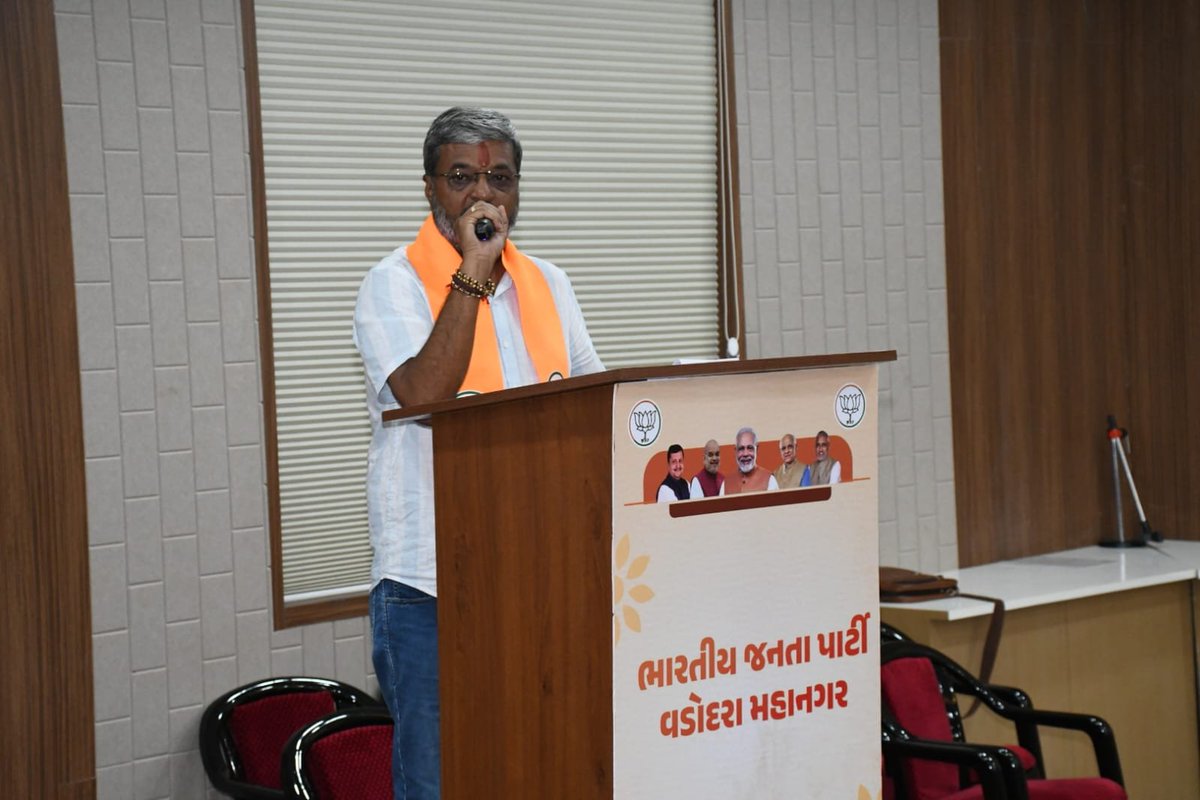 Rameshpatel1971's tweet photo. ભારતીય જનતા પાર્ટી, વડોદરા મહાનગર દ્વારા આગામી સમયમાં આયોજિત થનારા વિવિધ સંગઠનાત્મક કાર્યક્રમોની પૂર્વ તૈયારીના ભાગરૂપે શહેર ભાજપ અધ્યક્ષ ડૉ. જયપ્રકાશભાઈ સોનીની અધ્યક્ષતામાં અપેક્ષિત પદાધિકારીશ્રીઓની મહત્વપૂર્ણ બેઠક ‘નમો કમલમ’ શહેર ભાજપ કાર્યાલય ખાતે યોજાઈ. https://t.co/d0zPY6hlMd