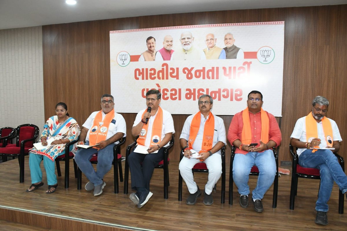 Rameshpatel1971's tweet photo. આ બેઠકમાં આગામી કાર્યક્રમોની સુવ્યવસ્થિત આયોજન પ્રક્રિયા, સંગઠનાત્મક જવાબદારીઓ તથા કાર્યકર્તાઓની સક્રિય ભાગીદારી અંગે જરૂરી માર્ગદર્શન અને સૂચનો આપવામાં આવ્યા. https://t.co/gHPcs0KE4j