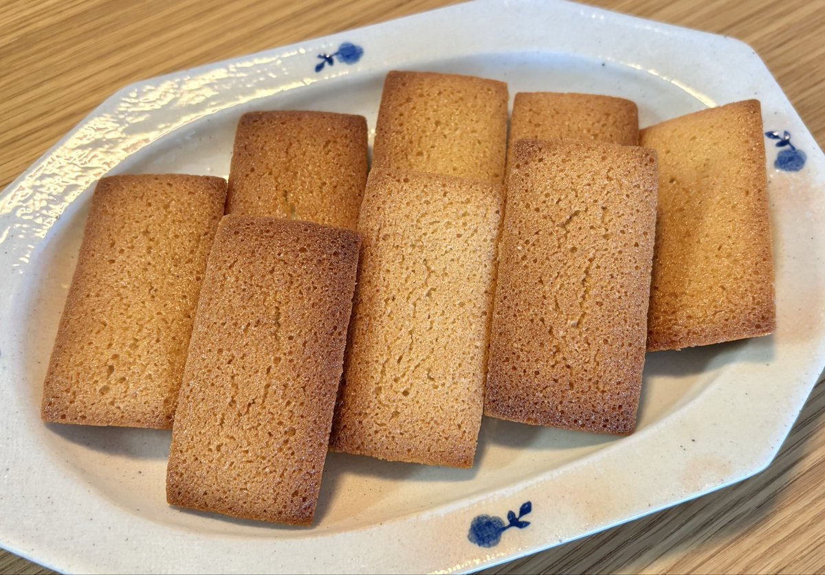 _kari_kakko_'s tweet photo. むかし本で「フィナンシェは簡単だから来客がある日の朝焼いてお茶請けにするといい」と読んでからわが家でもそうしてるんだけど、客人が「フィナンシェって一度に何個も食べていいものだったんだ‥」と驚きながら1人で4つ食べてた。いいんだよ。まだまだあるからね。 https://t.co/wqLGXesZxC
